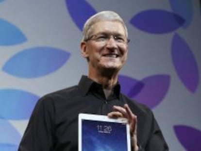 Tim Cook, consejero delegado de Apple, con un iPad.