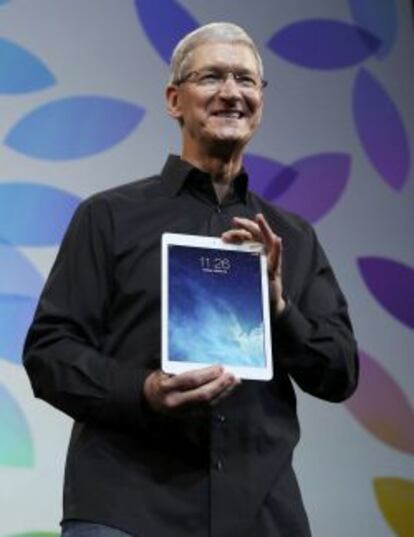 Tim Cook, consejero delegado de Apple, con un iPad.