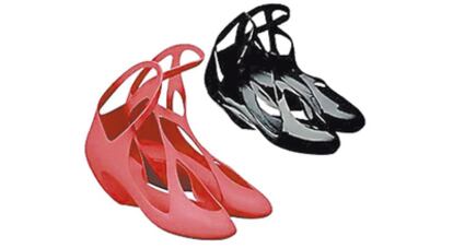 <b>La arquitecta Zaha Hadid diseñó estos zapatos de plástico reciclable para la marca brasileña Melissa</b>
