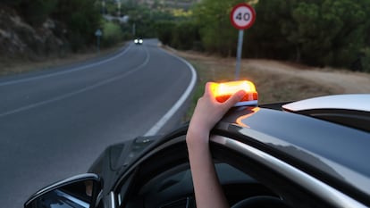 Artículo de EL PAÍS Escaparate que describe las ventajas de usar luces de emergencia V-16 homologadas para el coche.