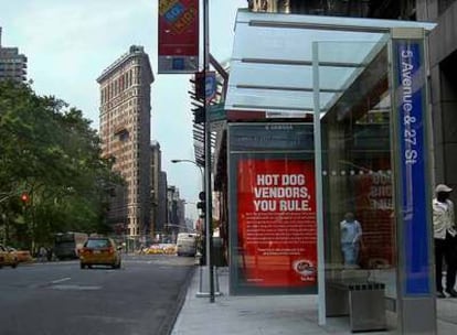 Marquesina para la espera del autobús instalada en la Quinta Avenida de Nueva York por Cemusa, filial del grupo español FCC.