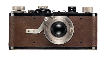 Una Leica I, de 1925, la primera cámara compacta y de 35 milímetros, en una fotografía cedida por Leica.