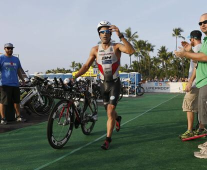 Eneko Llanos, el triatleta español abandona la zona de transición para empezar con la prueba de bici de carretera.