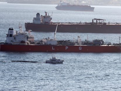 Uno de los buques implicados en el accidente de este martes, en la bahía de Algeciras.