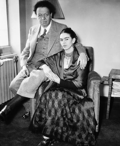 <strong>Quiénes.</strong> Magadalena Carmen Frida Kahlo Calderón, la pintora más importante de la historia del arte mexicano; y su marido, Diego Rivera, un destacado muralista. Se conocieron cuando Diego pintaba el auditorio del instituto donde estudiaba Frida. Se casaron en 1929. </p> <strong>Los hechos.</strong> Pese a que más de un biógrafo ha pintado la relación entre Frida y Diego como un cuento de hadas, nada más lejos de la realidad: se engañaban el uno al otro con fruición, a pesar de amarse y de influirse mutuamente como artistas. Las constantes discusiones e infidelidades hicieron que Frida y Diego pactaran mantener una relación abierta. Pero la gota que colmó el vaso fue que el muralista engañó a la pintora con su hermana Cristina. Destrozada, ella pidió el divorció y le escribió a su marido: “Hubiera dado la vida por ayudarte, pero resulta que son otras las salvadoras. Ahora haré lo que me dé la gana y a la hora que quiera”. </p> En la imagen, Diego Rivera y Frida Kahlo en 1939, en México.