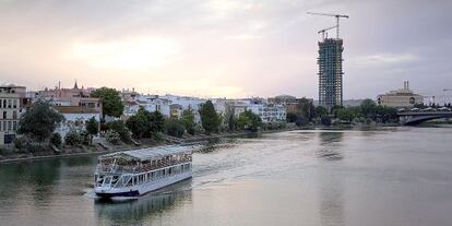 La Torre Pelli vista desde el río Guadalquivir.