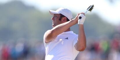 Jon Rahm, tras un golpe en la calle del quinto hoyo el sábado.