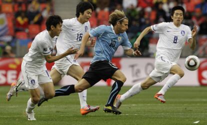Diego Forlán dio el pase de gol a Luis Suárez en la primera parte del encuentro entre Corea del Sur y Argentina.