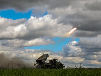 Un lanzacohetes BM-21 ucranio dispara hacia posiciones rusas en la región de Donetsk.