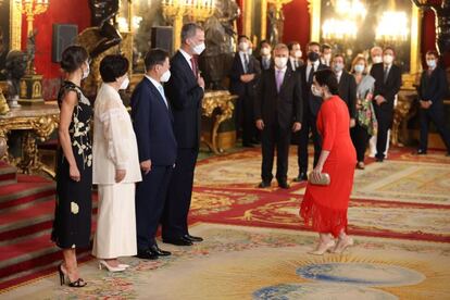 La presidenta de la Comunidad de Madrid, Isabel Díaz Ayuso realiza una reverencia ante los reyes de España, el presidente de la República de Corea Moon Jae-In y su esposa Kim Jung-Sook.