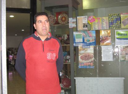 Abdel Hakim, marido de la mujer agredida, en la puerta de su negocio.