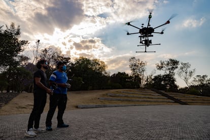 fotógrafo Santiago Arau pilota su dron junto al Cárcamo de Dolores, en el parque Chapultepec