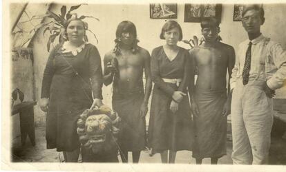 Graña, con las hijas de Mosquera y dos jíbaros (el de la izquierda sostiene una cabeza reducida).