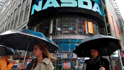 Cartel luminoso del Nasdaq en Nueva York.