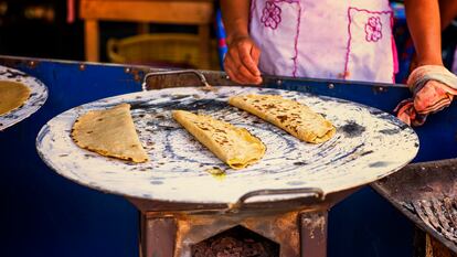 Unas quesadillas se asan en un comal.