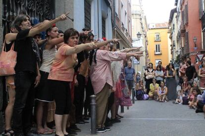 Grupo comunitario Mosaicos durante una actuación en la calle