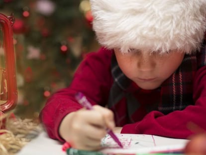 Un niño escribe una carta.