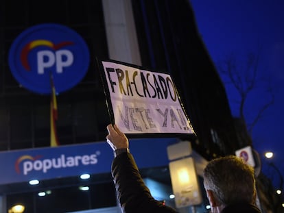Un hombre sostiene un cartel en referencia a Pablo Casado, durante una manifestación en apoyo a la presidenta de la Comunidad de Madrid, Isabel Díaz Ayuso, frente de la sede del PP en la calle Génova, el pasado 18 de febrero.