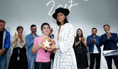 Rihanna le entrega el LVMH Prize 2017 a Marine Serre.