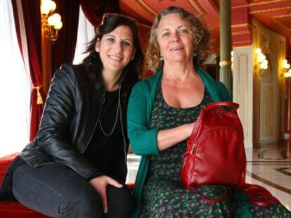 Las actrices Gloria Muñoz y Malena Alterio, este viernes en el Teatro Arriaga. 