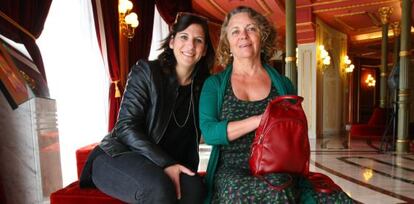 Las actrices Gloria Muñoz y Malena Alterio, este viernes en el Teatro Arriaga.