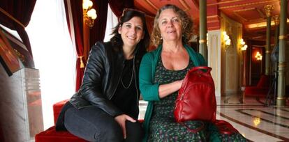 Las actrices Gloria Muñoz y Malena Alterio, este viernes en el Teatro Arriaga. 