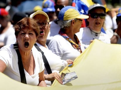 Opositores do Governo de Maduro durante protesto em Caracas.