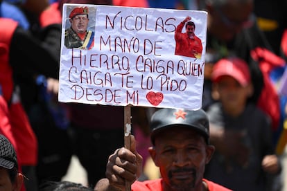Un miembro del PSUV participa el 25 de marzo en una marcha en apoyo de Maduro en Caracas tras revelarse el escándalo de corrupción de PDVSA.
