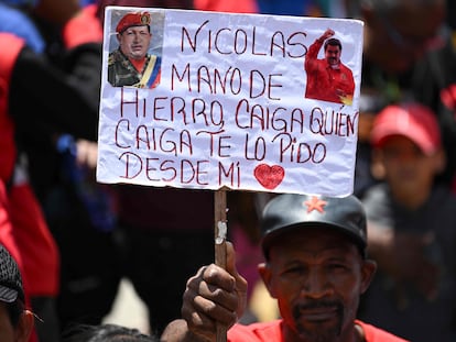 Un miembro del PSUV participa el 25 de marzo en una marcha en apoyo de Maduro en Caracas tras revelarse el escándalo de corrupción de PDVSA.