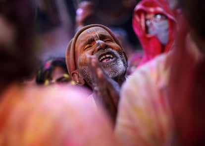 Celebraciones del fetival Holi en el templo Bankey Bihari en Vrindavan, en el estado indio de Uttar Pradesh. Durante el también conocico como festival de los colores, los sacerdotes lanzan agua teñida a los devotos hindúes para celebrar la llegada de la primavera