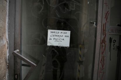 Cartel pegado por los vecinos en la calle Luna avisando del cierre de un narco piso. 