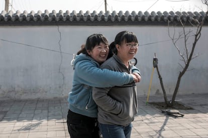 Pan Xin, a la izquierda, diagnosticada con autismo juega con uno de los educadores dentro de la Unidad Abierta Residencial Vila Rosa para las personas con problemas de salud mental en el distrito de Yinqing, Beijing, China.
