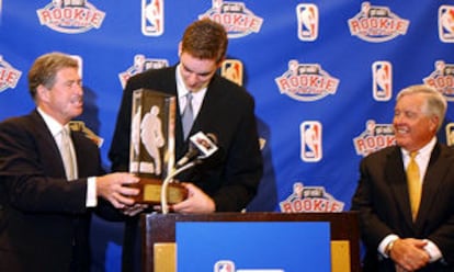 Gasol recibe el trofeo de mejor novato del año ante la atenta mirada del propietario de los Memphis Grizzlies, Michael Heisley, a la derecha.