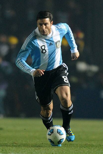 Zanetti conduce el balón en un partido con Argentina.