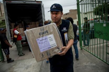 Trabalhadores da Oficina Eleitoral do Peru preparam o material para as eleições.