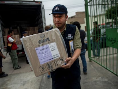 Trabalhadores da Oficina Eleitoral do Peru preparam o material para as eleições.