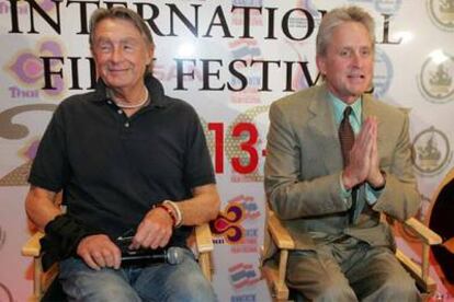 Michael Douglas saluda al público, acompañado del director Joel Schumacher, en el festival de Bangkok.