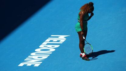 Serena Williams se lamenta durante el partido contra Pliskova.