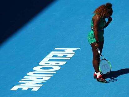 Serena Williams se lamenta durante el partido contra Pliskova.