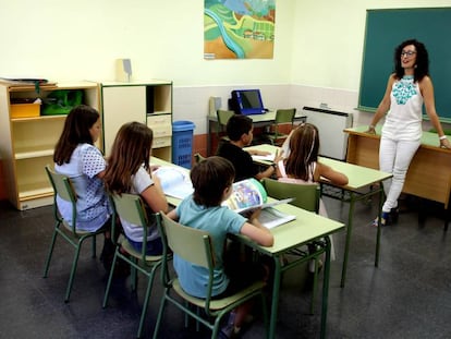 Cinco alumnos en el aula con una profesora de M&uacute;sica del Colegio Rural Agrupado.