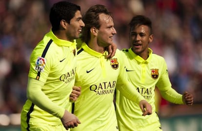 Suárez y Neymar felicitan a rakitic por su gol.