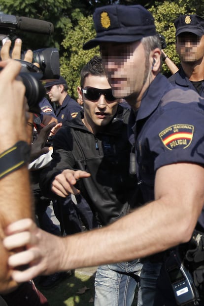 Samuel Benítez, ayer a la salida del juzgado.