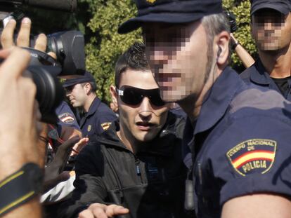 Samuel Benítez, ayer a la salida del juzgado.