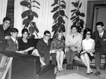 Urrutia, tercero por la derecha, junto a los otros premiados Irasuegui y Unzueta, primero y segundo por la izquierda, en el certamen Miguel de Unamuno, en Bilbao en 1968.