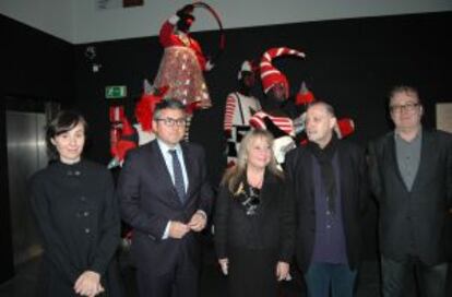 Paula salinas, Cristóbal Grau, María Jesús Puchalt, Vicent Vila y Joan Gregori junto al vestuario de Joan Miquel Reig.