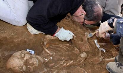 Restos de posibles represaliados hallados en el cementerio de Castilleja del Campo (Sevilla) en 2019. /EFE