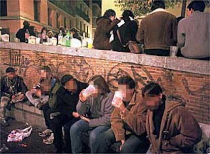 Jóvenes consumiendo alcohol al aire libre en el centro de Madrid el fin de semana.