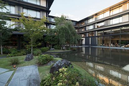 Hotel The Mitsui Kyoto. 284 Aburano-Koji. Frente al Castillo de Nijō, el establecimiento pertenece a la familia Mitsui, dueña de estos terrenos desde hace 250 años. Por toda la ciudad la herencia se cuenta en siglos y en este hotel esa idea está presente desde la entrada, a través de una puerta construida en 1703. Sus impresionantes jardines, diseñados por el paisajista Shunsaku Miyagi, están concebidos para mostrar el paso de las estaciones y lucir despampanante en cualquier momento del año.