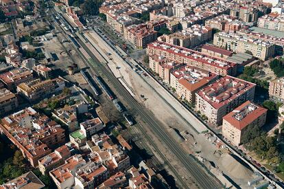 La adecuación de los accesos ferroviarios de alta velocidad en Murcia, obra de Aldesa, conecta a la ciudad con el Corredor Mediterráneo. Al mismo tiempo que el soterramiento de las vías y de la estación del Carmen evita dividir a la ciudad en dos.