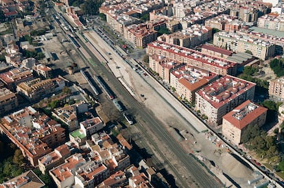 La adecuación de los accesos ferroviarios de alta velocidad en Murcia, obra de Aldesa, conecta a la ciudad con el Corredor Mediterráneo. Al mismo tiempo que el soterramiento de las vías y de la estación del Carmen evita dividir a la ciudad en dos.